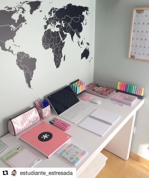 Декор письменного стола