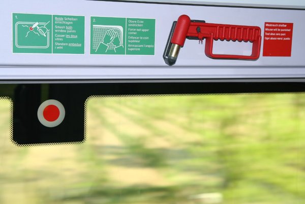 Молоточек для разбивания стекла в автобусе