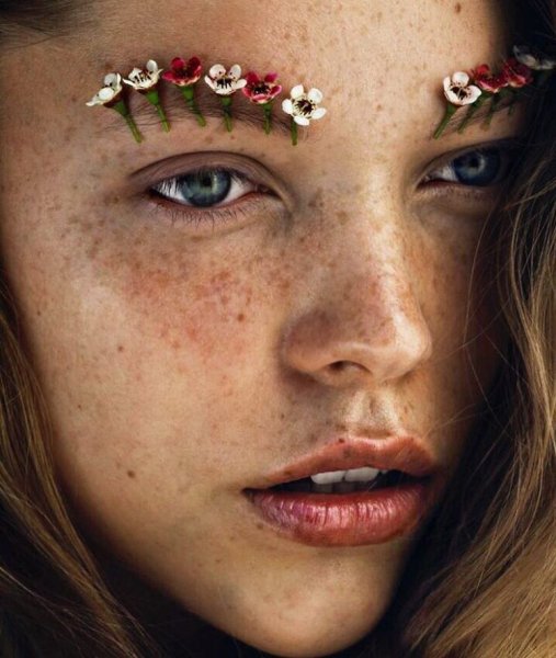 Макияж с блестками на лице