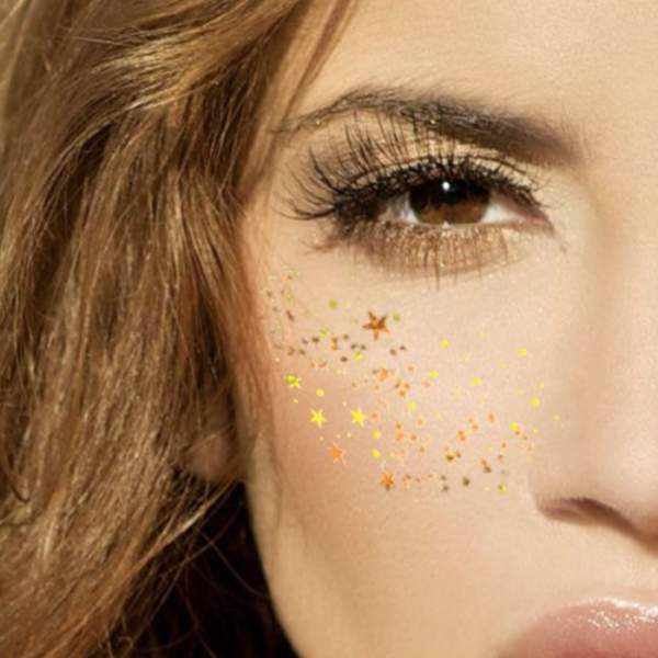Девушка с блестками на лице