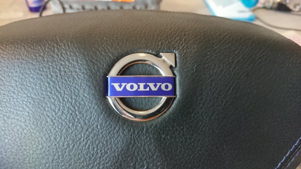 Наклейка Volvo на решетку радиатора xc60