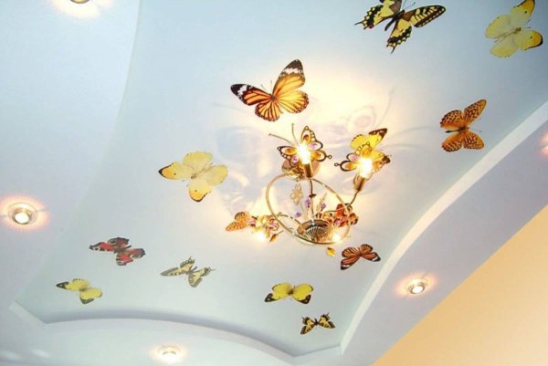 Натяжные потолки с бабочками