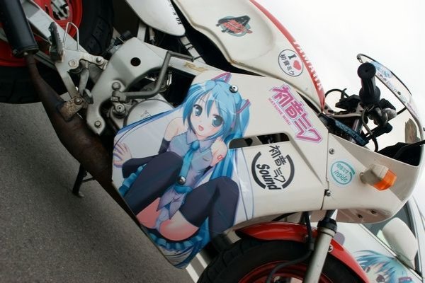 Мотоцикл с аниме принтом