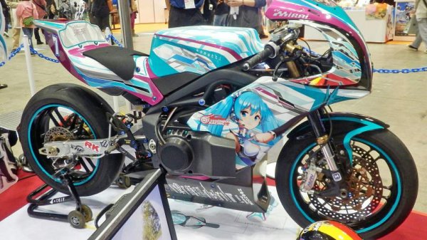 Хатсуне Мику на мотоцикле