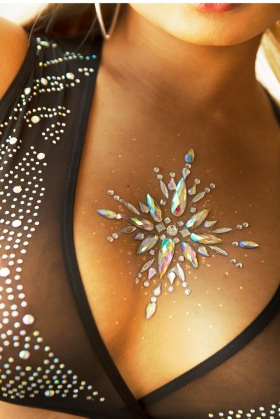 Стразы на груди