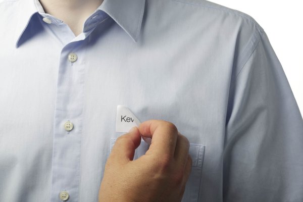 Бейдж на девушке