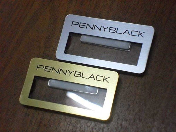 Девушка с бейджиком