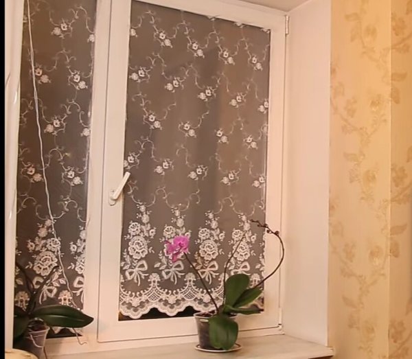 Тюль приклеить на окно