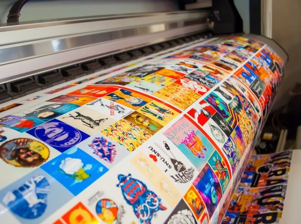 Широкоформатная печать наклеек