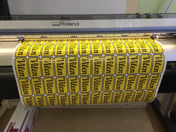 Плоттерная резка наклеек