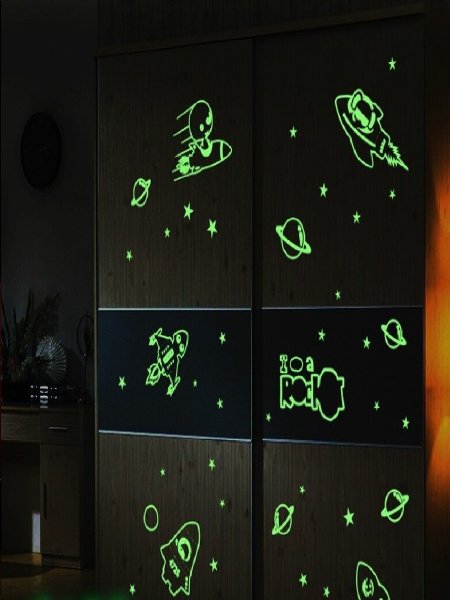 Светящиеся наклейки на окна