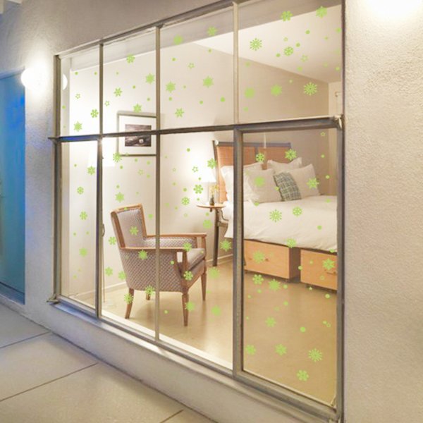 Светящиеся наклейки на стену