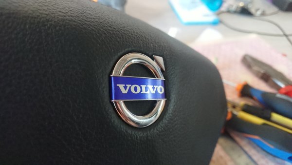 Шильдик на руль Volvo s60