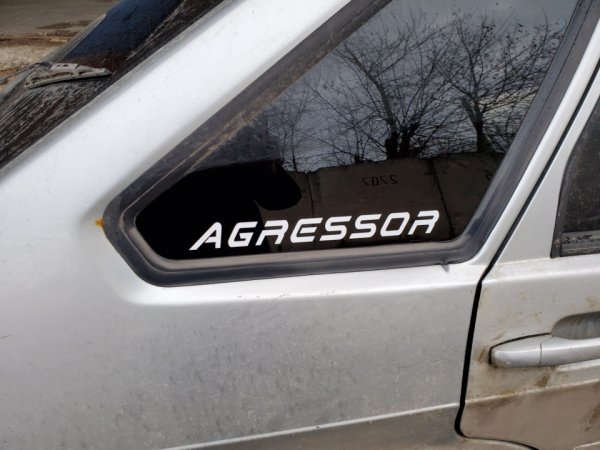 Наклейка на лобовое стекло Агрессор