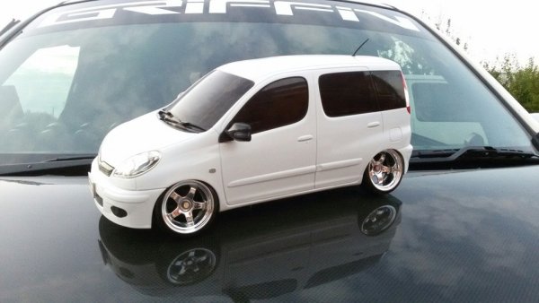 Хонда Фрид и Тойота Функарго сравнение