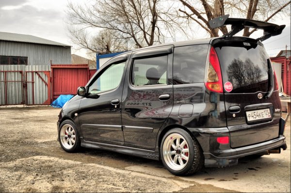 Тойота Функарго черная