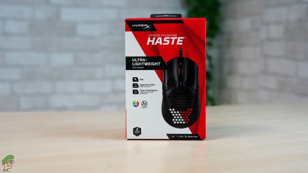 HYPERX Pulsefire Haste Haste лежит на столе