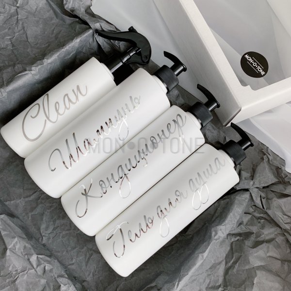 Бутылочки шампуней в ванной