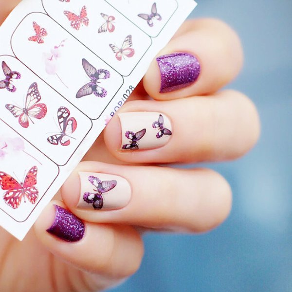 Маникюр с наклейками