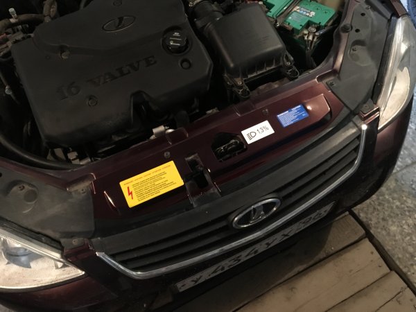 Наклейки под капотом Лада Гранта