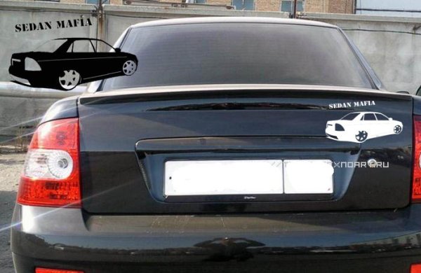 Наклеивание шильдика на приору