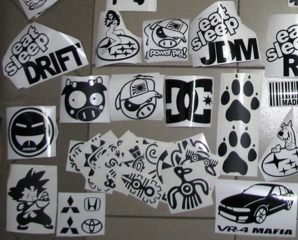 Маленькие наклейки на авто