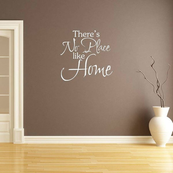 Дизайнерские надписи на стене