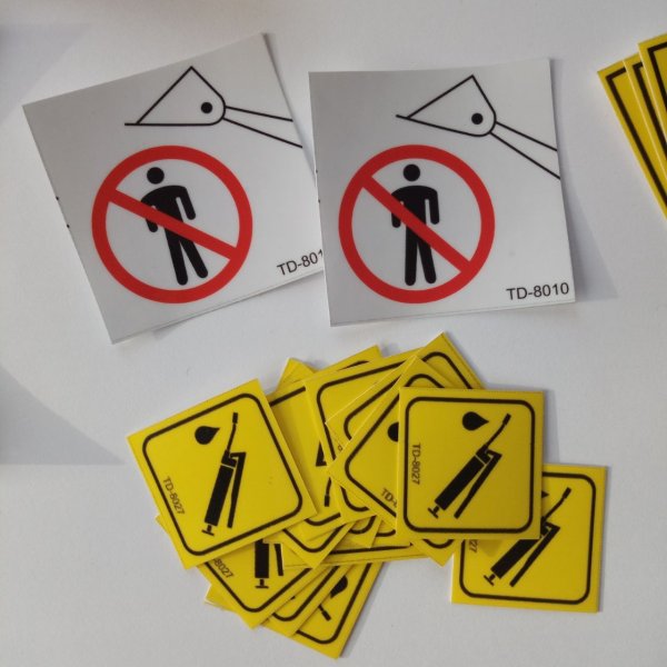 Предупреждающие наклейки на экскаватор