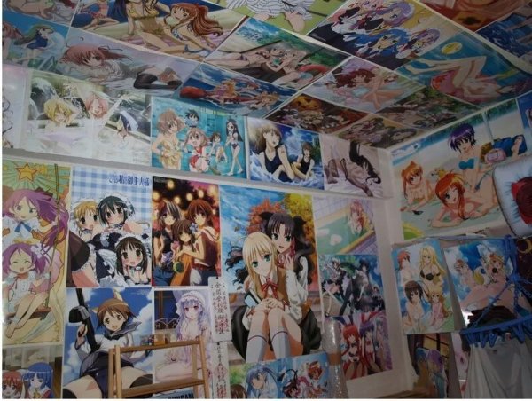 Комната с аниме плакатами