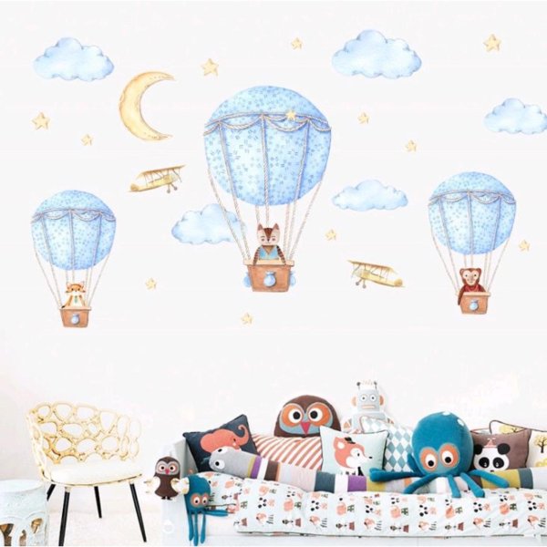 Воздушный шар на стене в детской