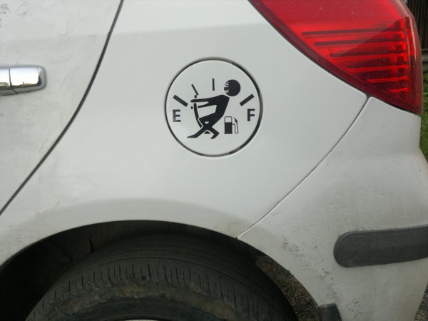 Наклейка на крышку бака авто