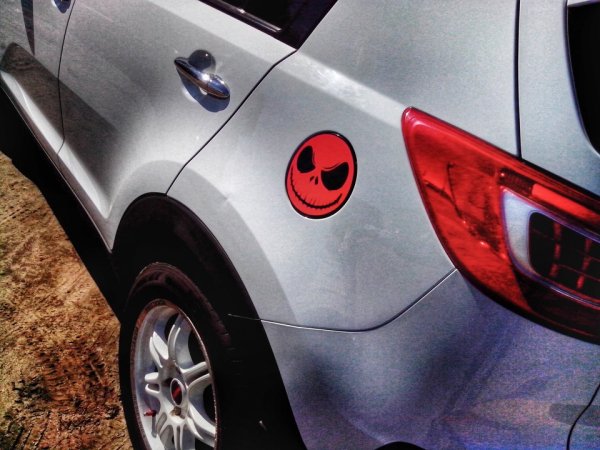 Наклейка на бензобак автомобиля