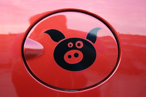 Наклейка на крышку бензобака