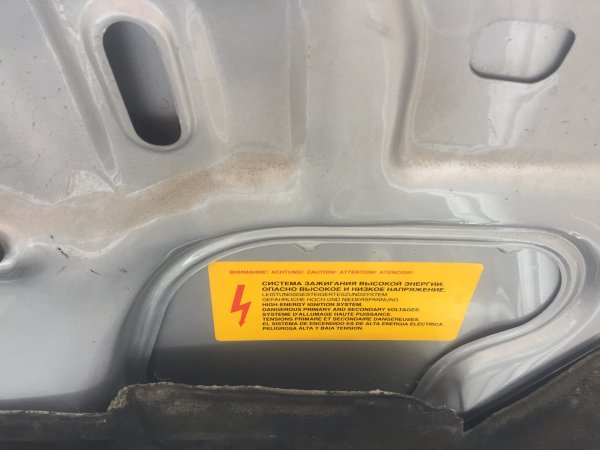 Заводские наклейки ВАЗ 2110 под капотом