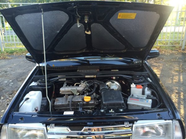 Заводские наклейки ВАЗ 2110 под капотом