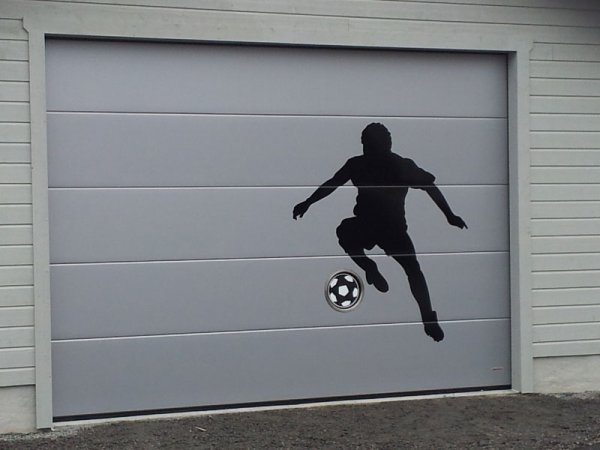 На воротах наклейка