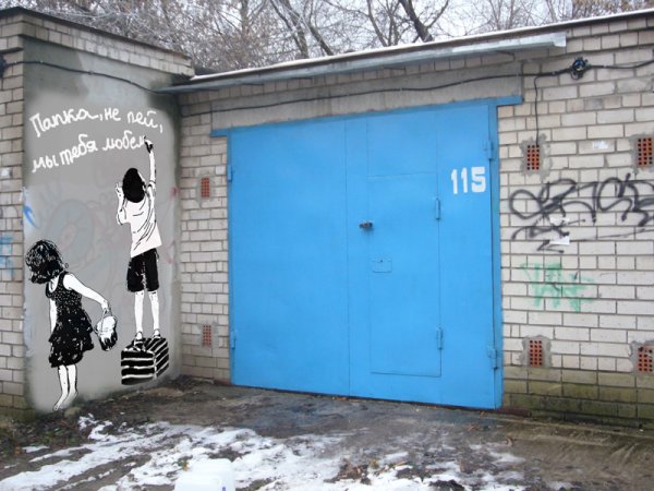 Мотоцикл на воротах гаража