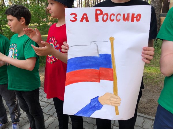 Плакат своих не бросаем