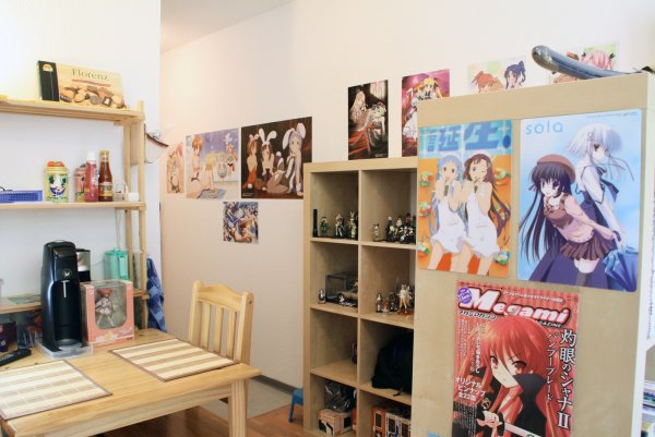 Комната с постерами аниме