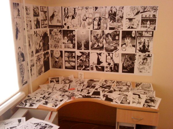 Стена обклеенная мангой