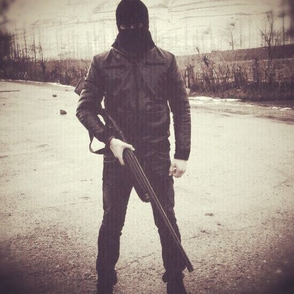 Пацан с автоматом в маске