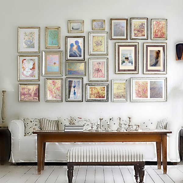 Композиция из картин в интерьере