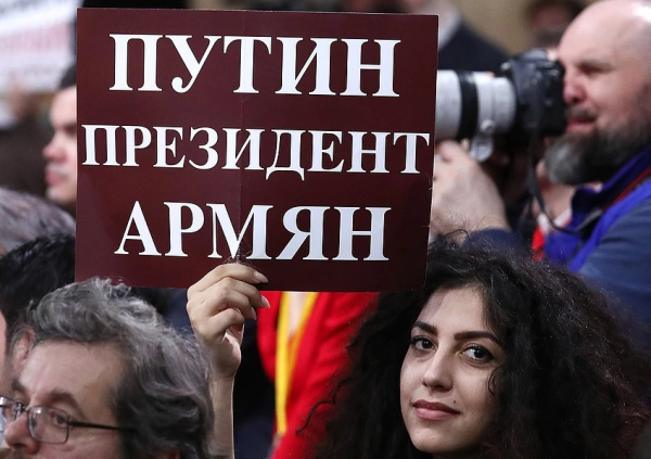 Плакат в Армении с Путиным