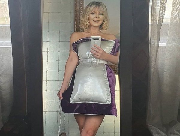 Валерия в мини на шоу маска