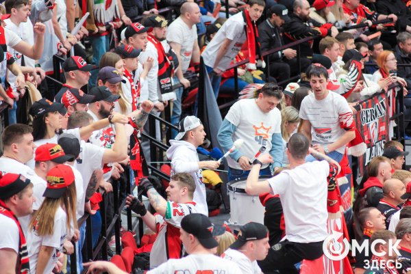 Плакат подари клюшку