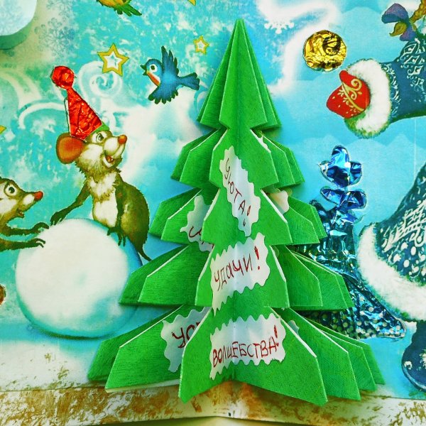 Объемная елка на ватмане