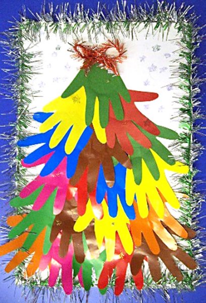Елочка из ладошек