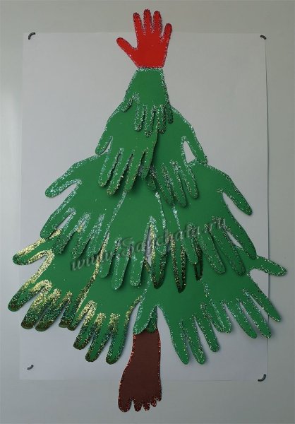 Елка из детских ладошек
