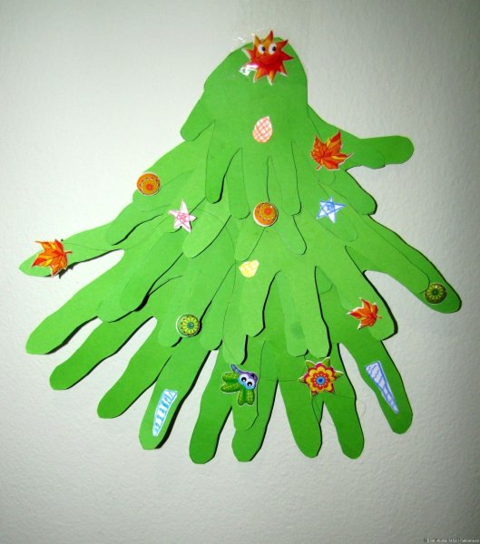 Елка из ладошек