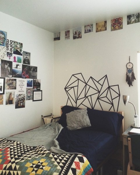 Комната обклеенная плакатами